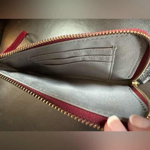 Fossil Pebbled Leather Wristlet Wallet Red W/ Black Tassel Zipper Pull - Picture 4 of 11